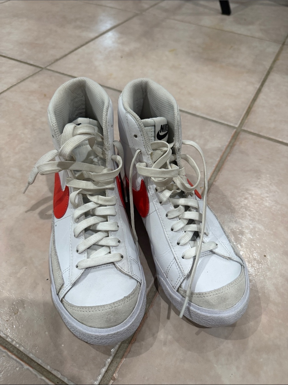 Nike White High-Top Sneakers with Red Swoosh Accents size 6 @@@